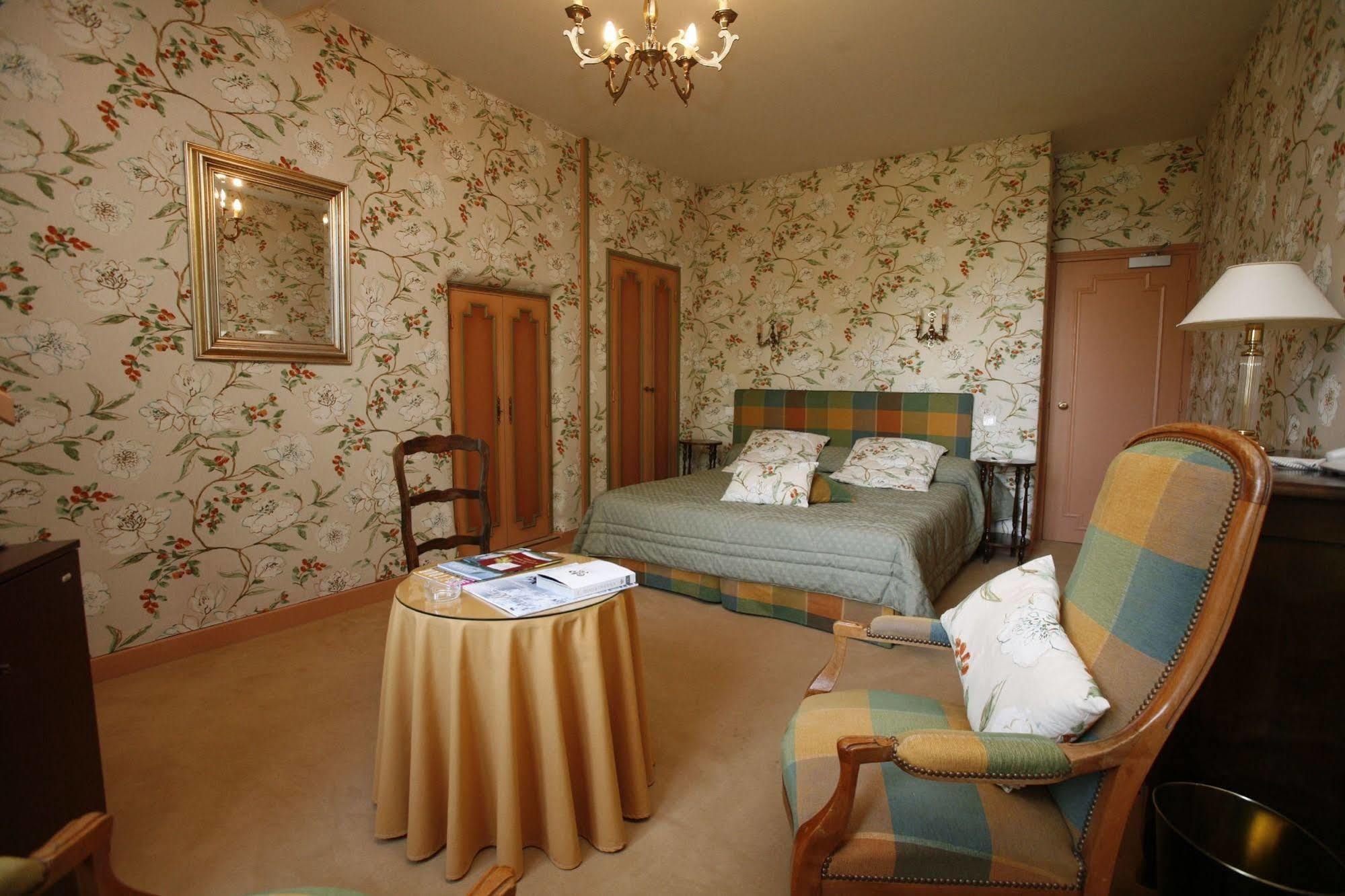 Hotel Chateau De Castel Novel - Les Collectionneurs Varetz Luaran gambar